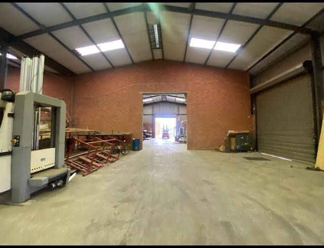 4,000M² WAREHOUSE TO LET IN DEVLAND